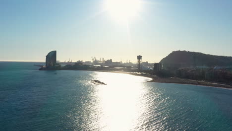 Hafen-Von-Barcelona-Und-Luxushotel-Hintergrund-Luftaufnahme-Spanien-Sonne-Reflektieren